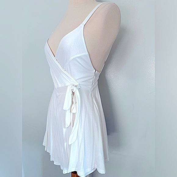 Urban Outfitters Kimchi Blue White Veruca Skirted Wrap Romper XS - Picture 4 of 12